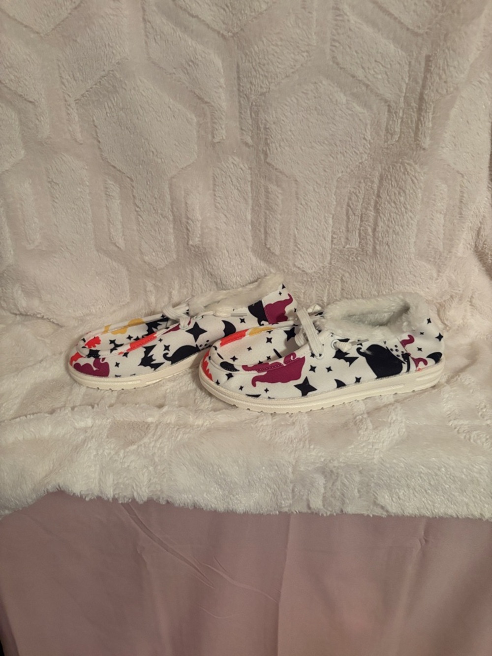 White Patterned Slip-On Shoes with Stars and Hearts